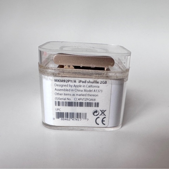 Apple iPod Shuffle 4th Generation 2 GB Gold Model A1373 - Picture 4 of 8